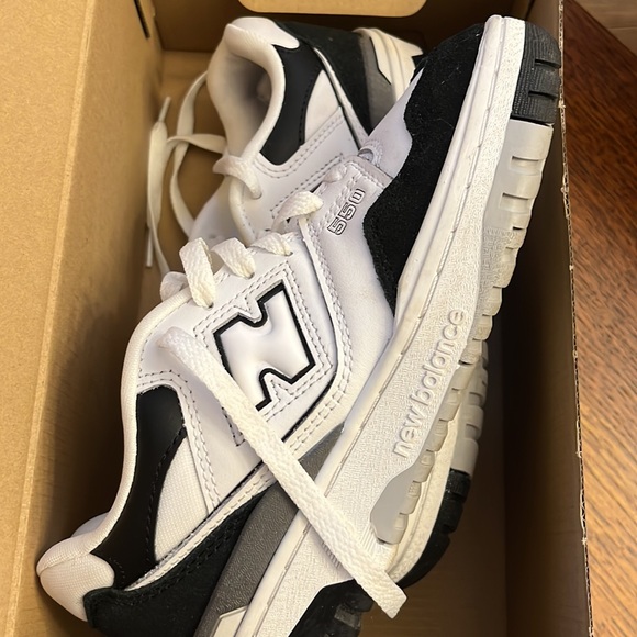 BLACK AND WHITE NEW BALANCE 550!! only worn once - Picture 2 of 5